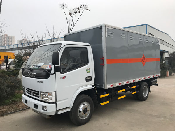 東風(fēng)4.1米1噸廢機油運輸車